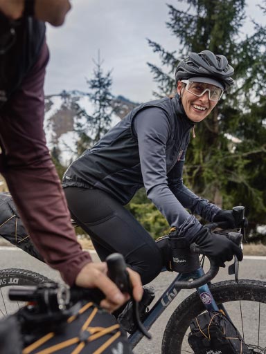 Mann mit blauer Fleecejacke auf Fahrrad