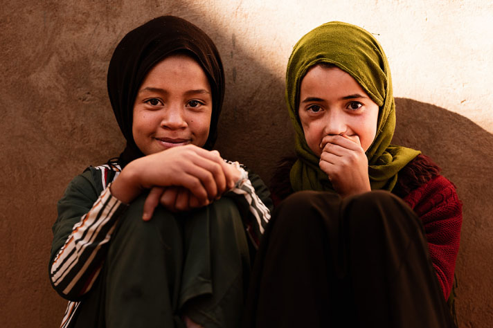 Zwei marokkanische Mädchen vor einer Wand