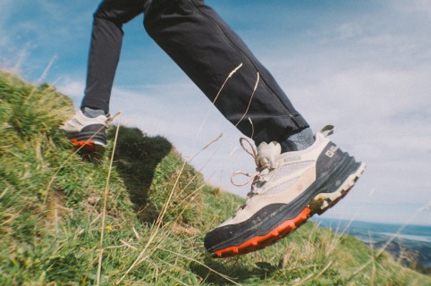 Dynamische Aufnahme von Beinen in Wanderschuhen.