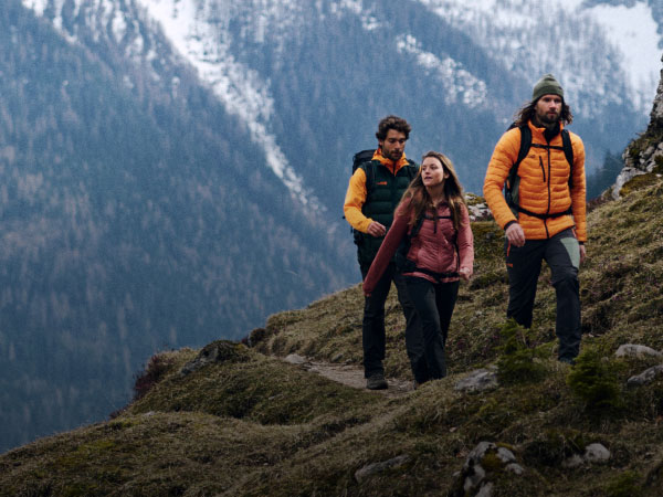 Wanderer sitzt auf einem Berggipfel