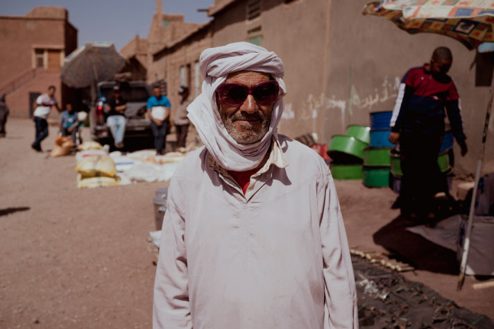Mann mit einem Turban vor einer Straße