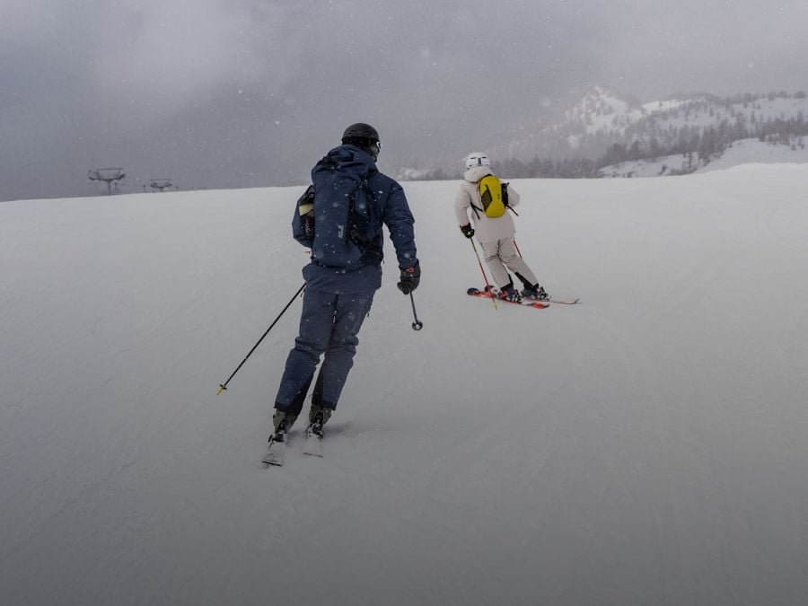 Skifahrer fährt Piste schnell&nbsp;abwärts