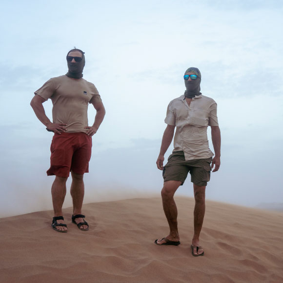 Ben und Michel mit Gesichtsschutz in der Wüste
