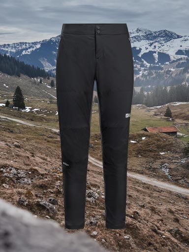 Fahrradshorts mit Trägern vor Naturhintergrund