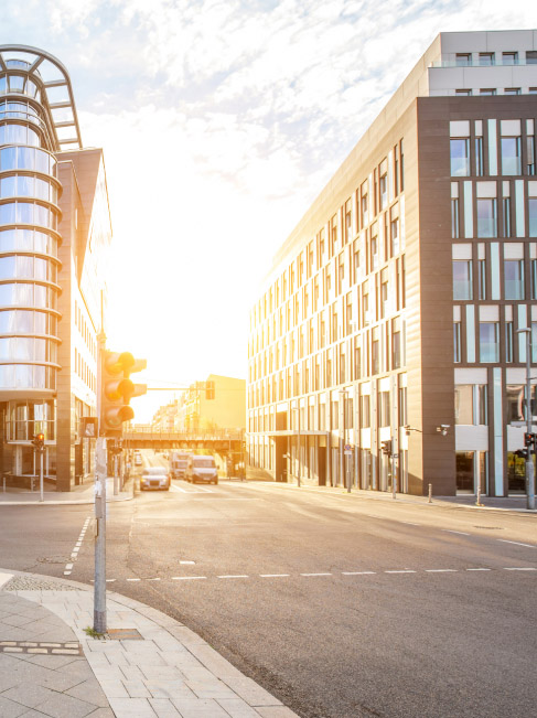 In Sonnenlicht getauchte Stadt