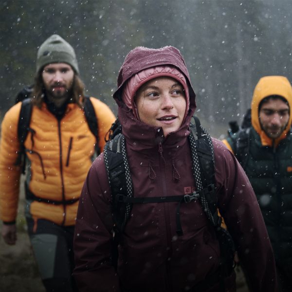 Frau mit wasserdichter Jacke im Regen