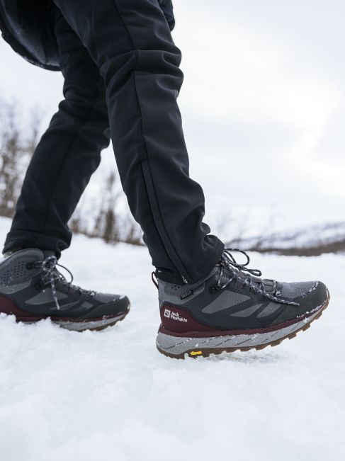 Schuh auf Schneeboden