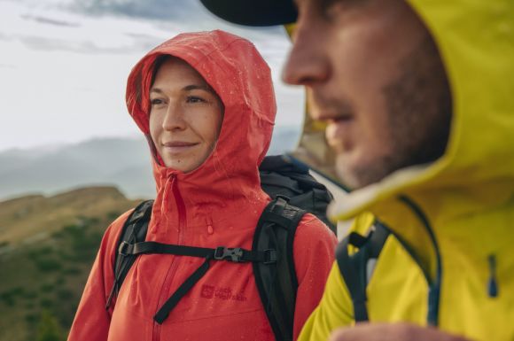 Frau mit Regenjacke