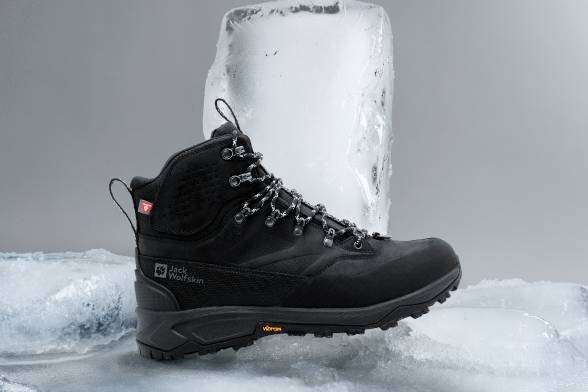 Schwarzer Winterboot auf eisigem&nbsp;Untegrund