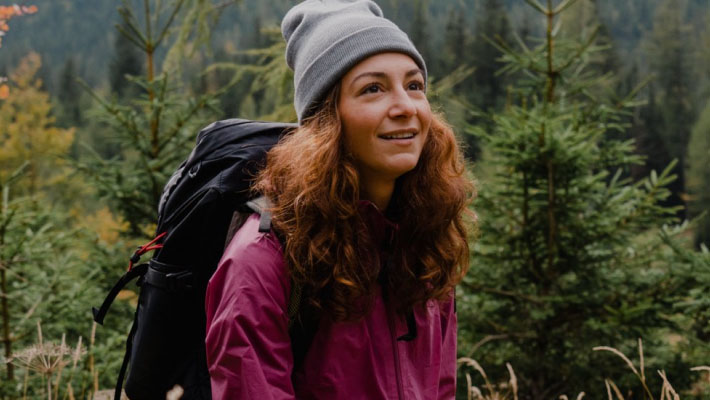 Frau mit Rucksack beim Wandern