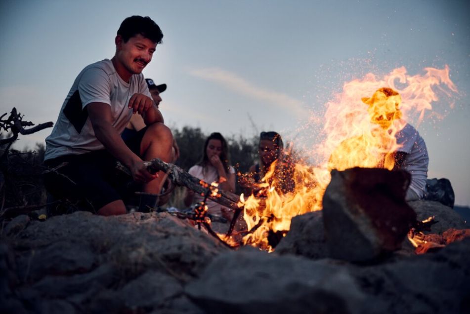 Gruppe am Lagerfeuer