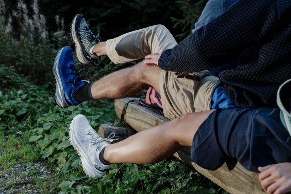 Nahaufnahme einer Person in Wanderschuhen beim&nbsp;Laufen über einen&nbsp;Felsstein