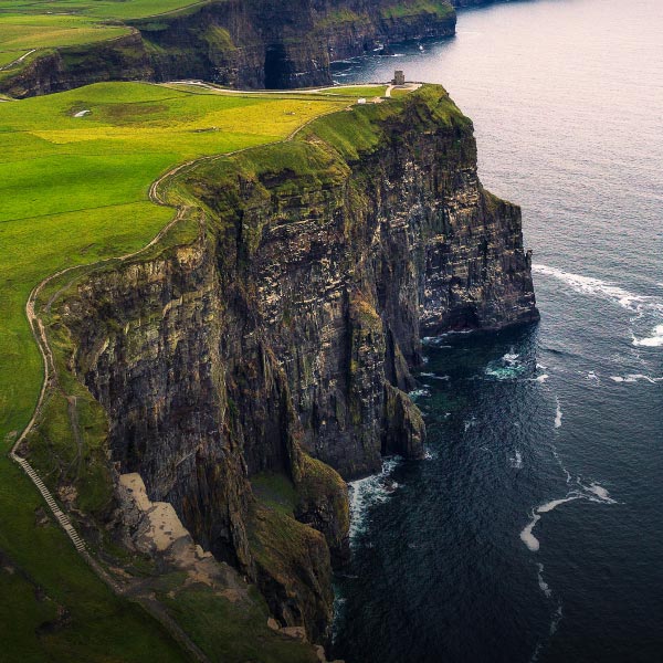 Landschaftsbild Irland mit felsiger Küste und grünen Wiesen